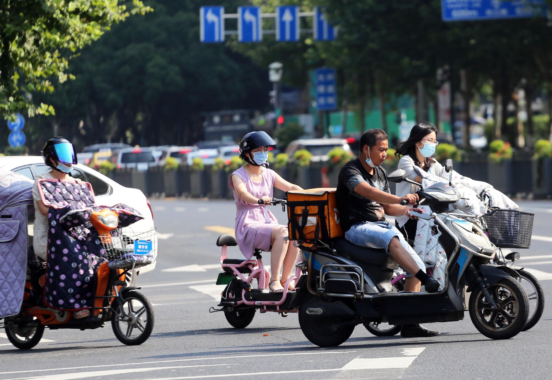 7月1日起南京市民骑电动车不戴头盔将罚款